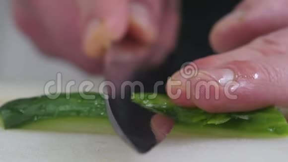 厨房里的专业厨师切黄瓜视频的预览图