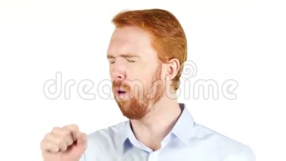 红发男子在白色背景下咳嗽视频的预览图