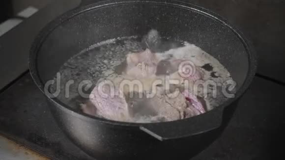 传统牛肉汤蔬菜骨头和配料在锅烹饪食谱锅中的汤上面有瓢视频的预览图