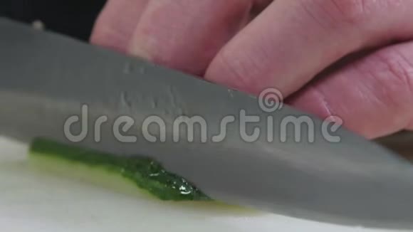 厨房里的专业厨师切黄瓜视频的预览图