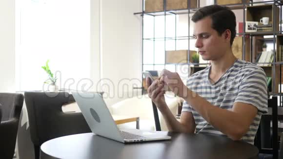 年轻人用智能手机和笔记本视频的预览图