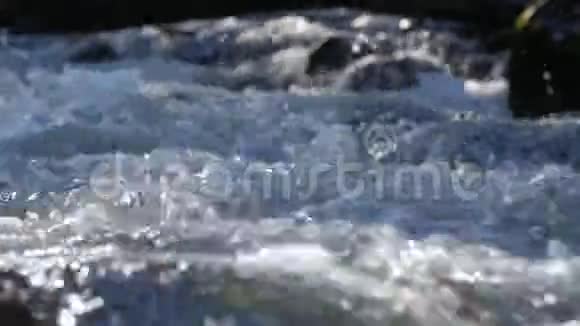 白色泡沫特写水流视频的预览图