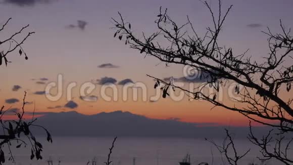 希腊内亚卡利克拉提亚的时代日落时看到了奥林匹斯山的树枝大海美丽的云和山视频的预览图