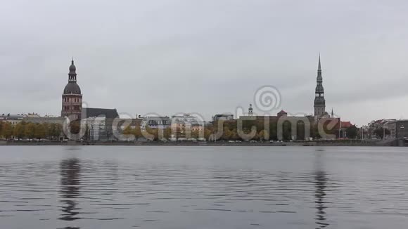 拉脱维亚首都里加市全景道加瓦河的堤岸视频的预览图