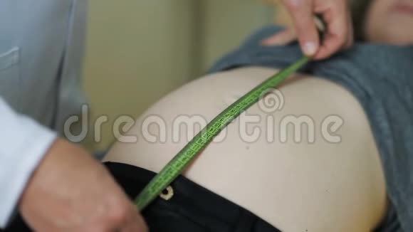 医生测量孕妇的腹部视频的预览图