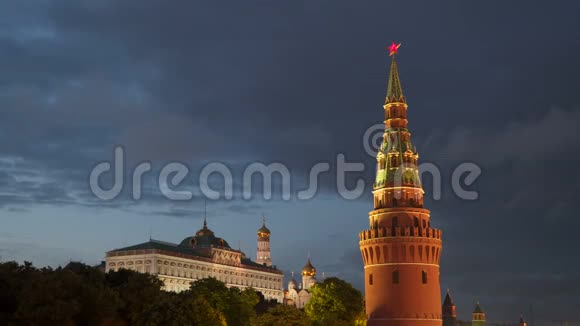 莫斯科克里姆林宫的塔楼在夜晚移动的云层的背景下视频的预览图