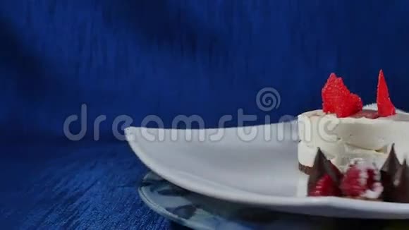 蛋糕与梅林格霜和覆盆子巴夫洛娃蛋糕加鲜树莓和深蓝色蓝莓视频的预览图