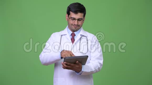年轻英俊的波斯医生用数码平板电脑视频的预览图