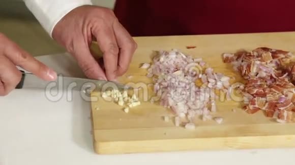 大蒜葱和培根切片视频的预览图