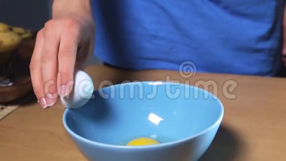手工碎蛋煮饭视频的预览图