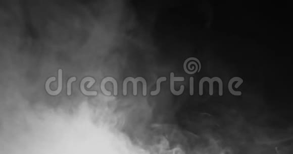用白色烟雾吹出水平蒸汽隔离在黑色上视频的预览图