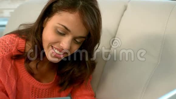 女人用她的笔记本电脑购物视频的预览图
