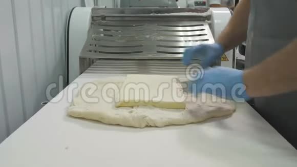 用果酱和黄油做牛角面包系列用切割机把面团切成三角形现代面包店面包师视频的预览图