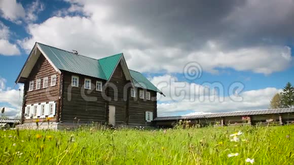 木制的乡村房子绿色的草坪和蓝天高清景观广角视频的预览图