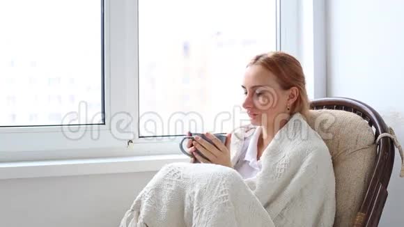 漂亮的深色头发的年轻女子坐着喝咖啡视频的预览图