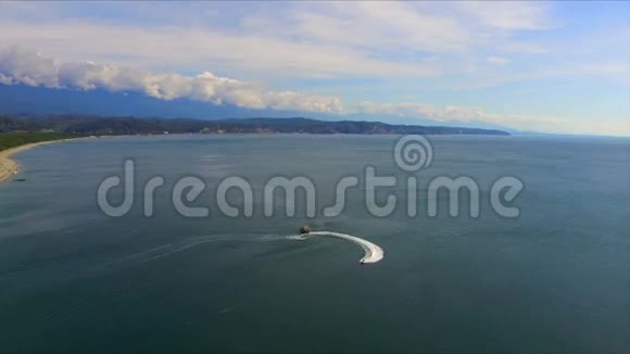 用水上滑板车俯瞰海面视频的预览图