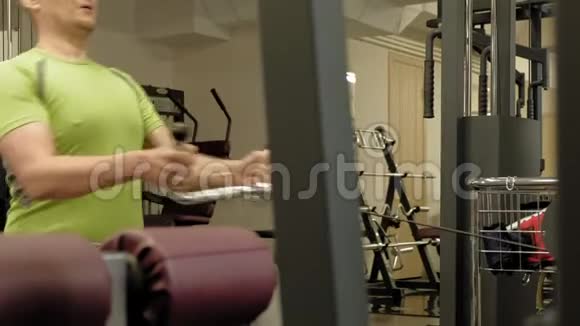 超重的人在健身房里分享较低的渴望背部锻炼健身健康生活方式视频的预览图