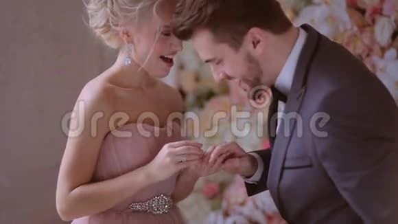 婚礼风格淡粉色新婚夫妇露出笑容为他的幸福而高兴视频的预览图