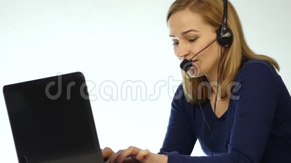 呼叫中心代表在热线上交谈耳机电话营销积极的女性呼叫中心代理在工作慢慢慢慢视频的预览图