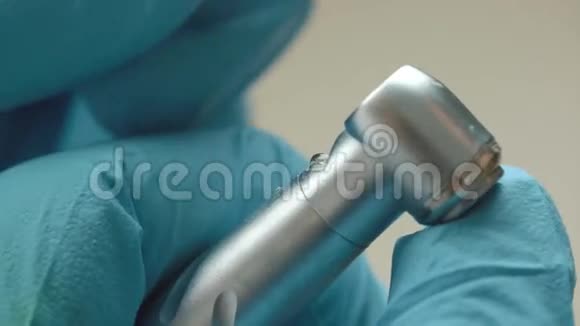 特写牙医使用工具真空钻头设备仪器牙科办公室视频的预览图