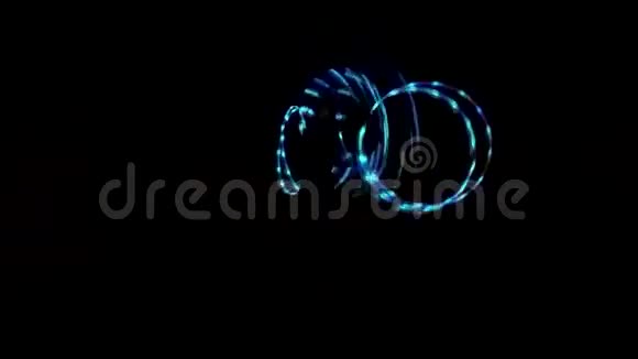 在夜里移动被引导的呼啦圈视频的预览图