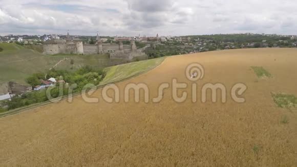 卡米涅茨波迪尔斯基城堡朝小镇方向看乌克兰无人机录像视频的预览图