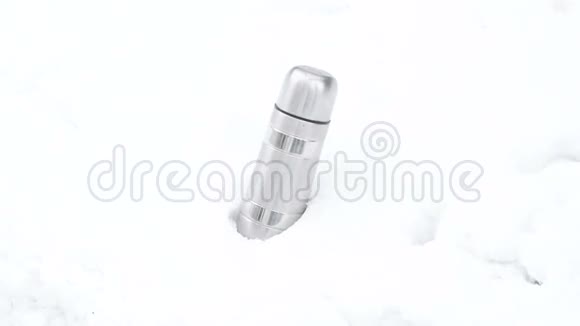 在白色背景的雪地里躺着热水瓶视频的预览图