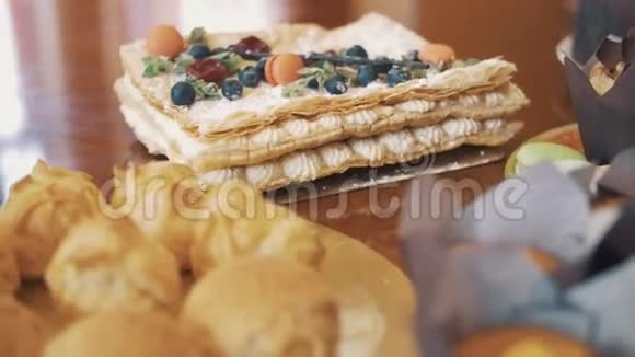 盘子上的糖果产品餐桌上装饰的颜色视频的预览图