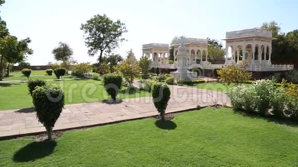 从室外花园俯瞰JaswantThada寺庙的全景视频的预览图