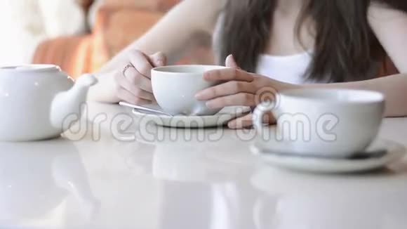 优雅体贴的美女在咖啡馆喝咖啡视频的预览图