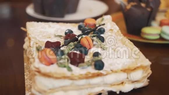 用浆果薄荷糖和糖果装饰的分层蛋糕摆在桌子上配上糖果视频的预览图