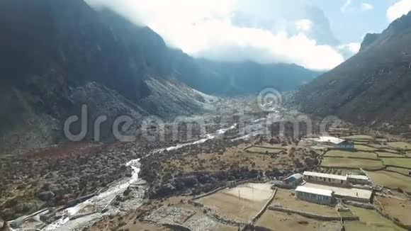 珠穆朗玛峰巴塞坎特旅景泰国尼泊尔无人机录像视频的预览图