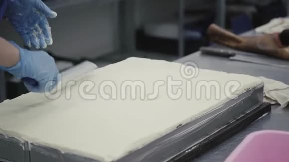 用果酱和黄油做牛角面包饼干系列用切割机把面团切成三角形现代面包店面包师视频的预览图