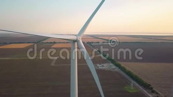 无人驾驶飞机对风力发电涡轮风车能源生产的看法绿色技术清洁和可再生能源视频的预览图