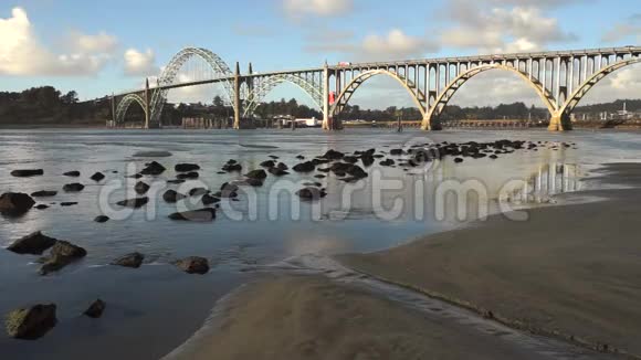 雅基纳湾贝类保护区新港大桥俄勒冈州河口视频的预览图
