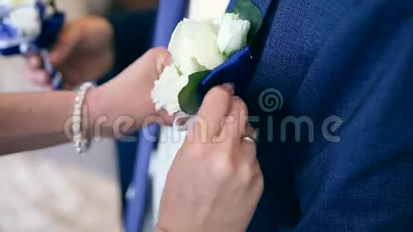 新娘在新郎身上穿黑色西装视频的预览图