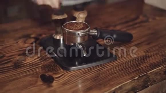 为4K的咖啡机关闭容器中的咖啡壶视频的预览图