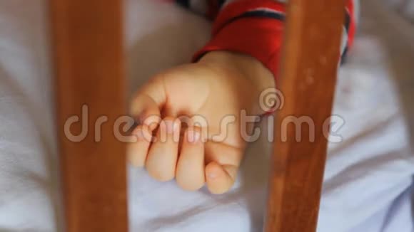 睡着的婴儿的手和抚摸父亲的手视频的预览图