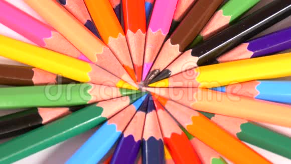 铅笔形成五颜六色的圆圈视频的预览图