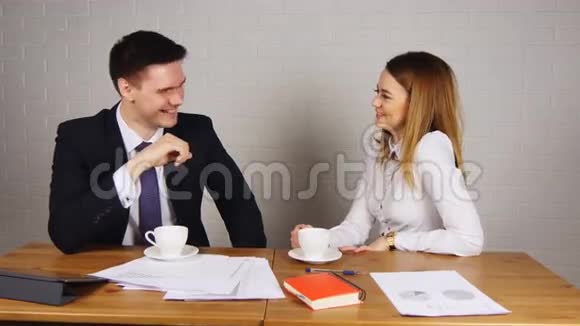 两个在办公室喝咖啡的快乐商人视频的预览图
