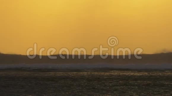 日落时海浪拍打的海景视频的预览图