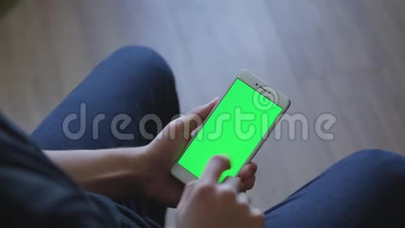 特写男性手拿智能手机与绿色屏幕预键效果有效的移动应用程序预订视频的预览图