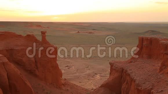 蒙古巴彦扎峡谷上空日落视频的预览图
