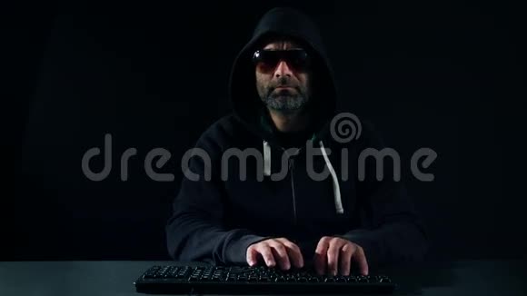 黑客在黑屋里敲键盘视频的预览图