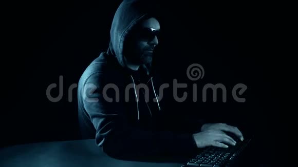 黑客入侵电脑网络黑夜场视频的预览图
