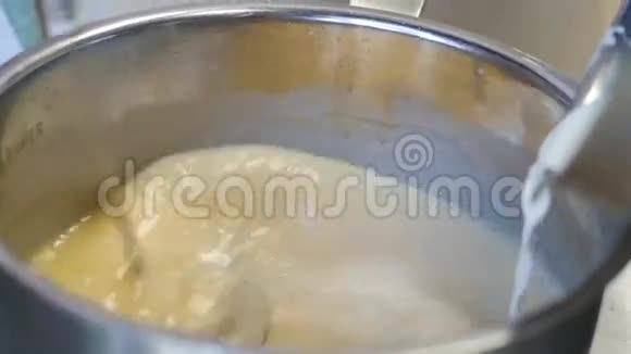 在碗里吹着蛋黄和糖视频的预览图