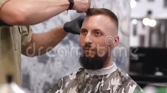 理发师在剪胡子的人的头发视频的预览图
