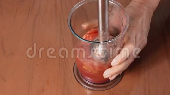 女人做番茄奶昔或果汁视频的预览图