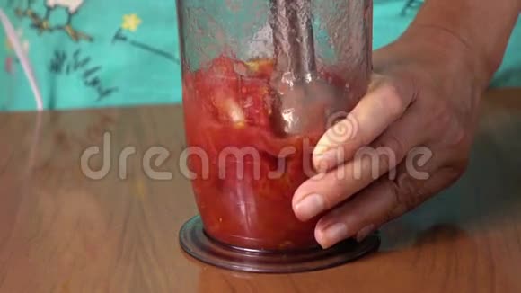 女人做番茄奶昔或果汁视频的预览图