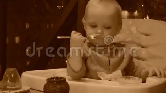 小女孩吃她的甜点旧风格的萼片与谷物视频的预览图
